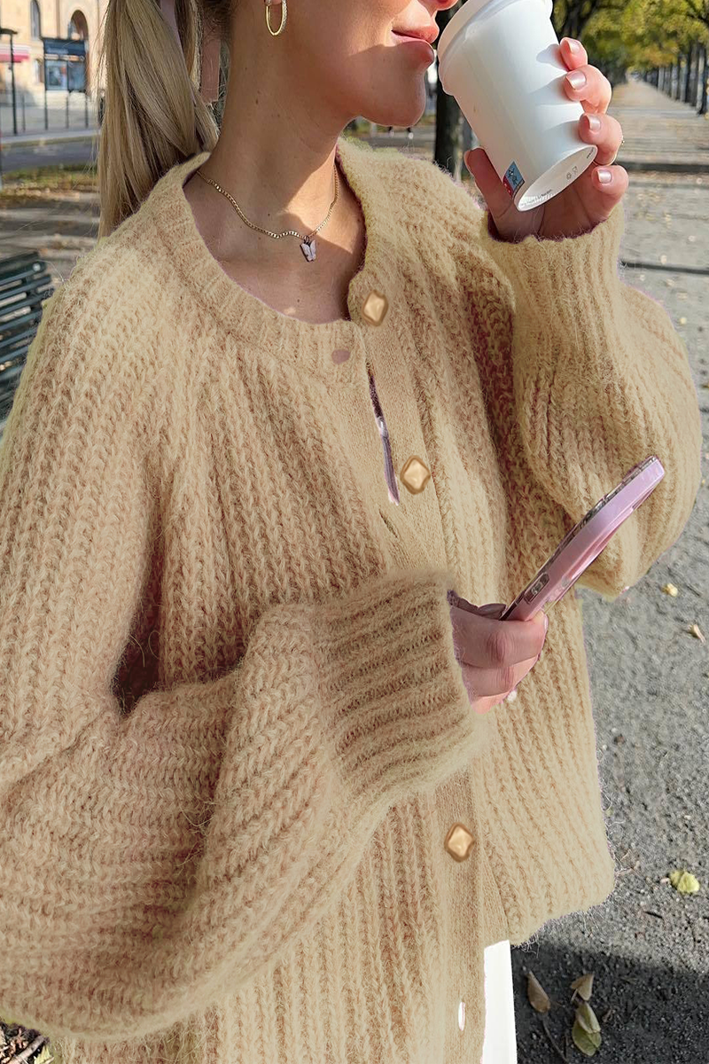 WW | Casual knit sweater with buttons and round neckline. Outerwear