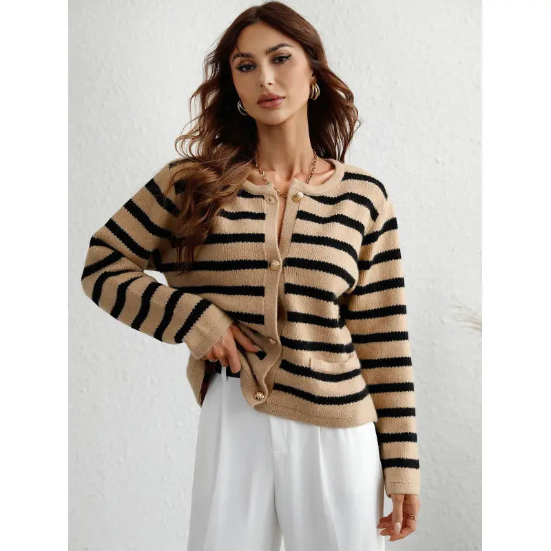 WW | Cosy chunky knit sweater with button placket and side pockets