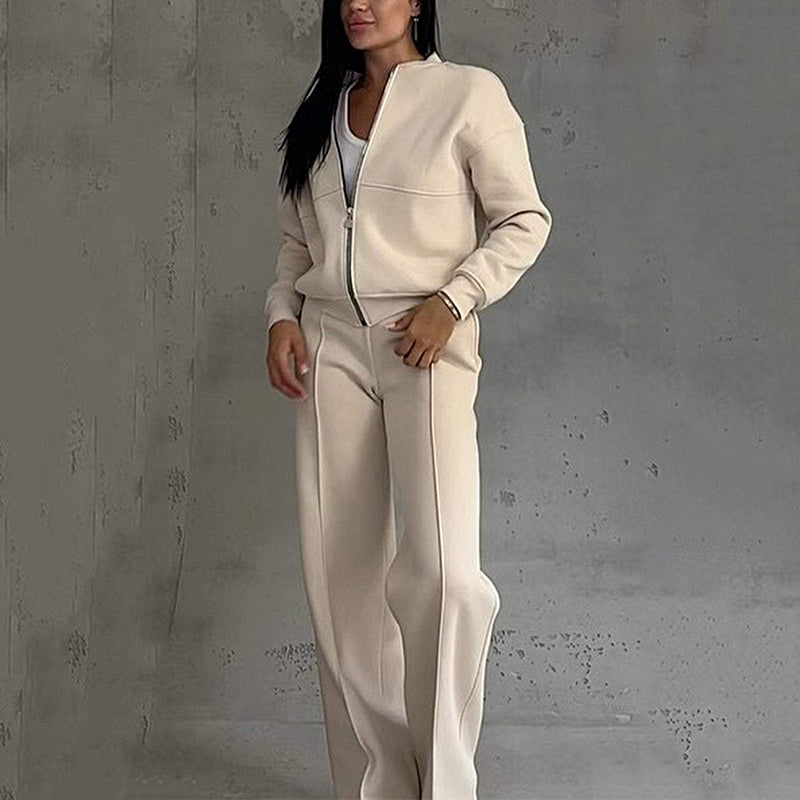 WW | Casual two-piece set with a loose-fitting jacket and wide-leg trousers.