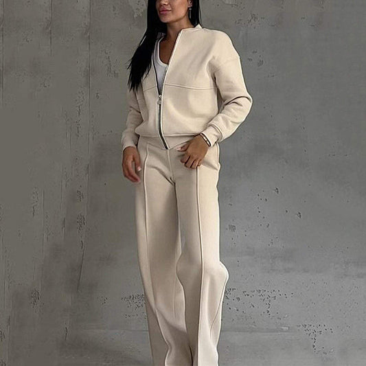 WW | Casual two-piece set with a loose-fitting jacket and wide-leg trousers.