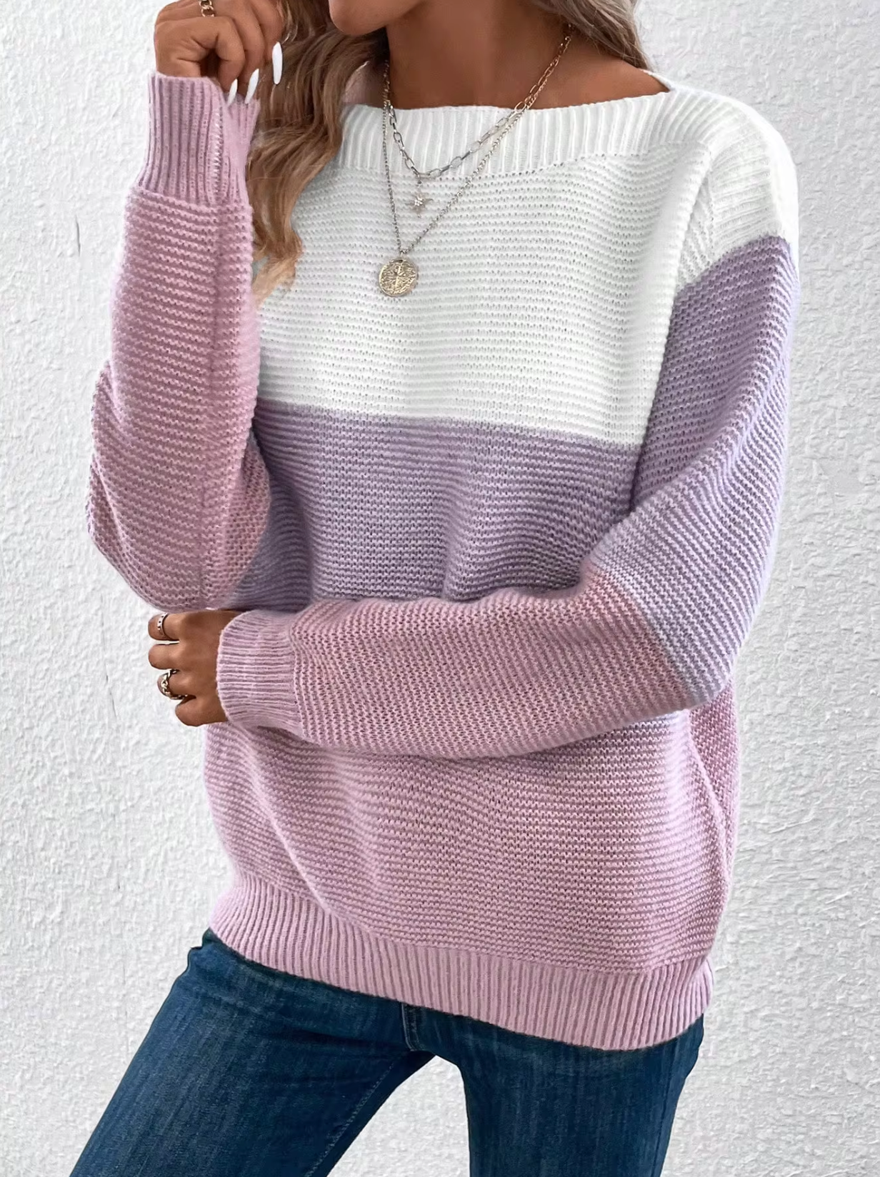 – Elegant three-tone pullover