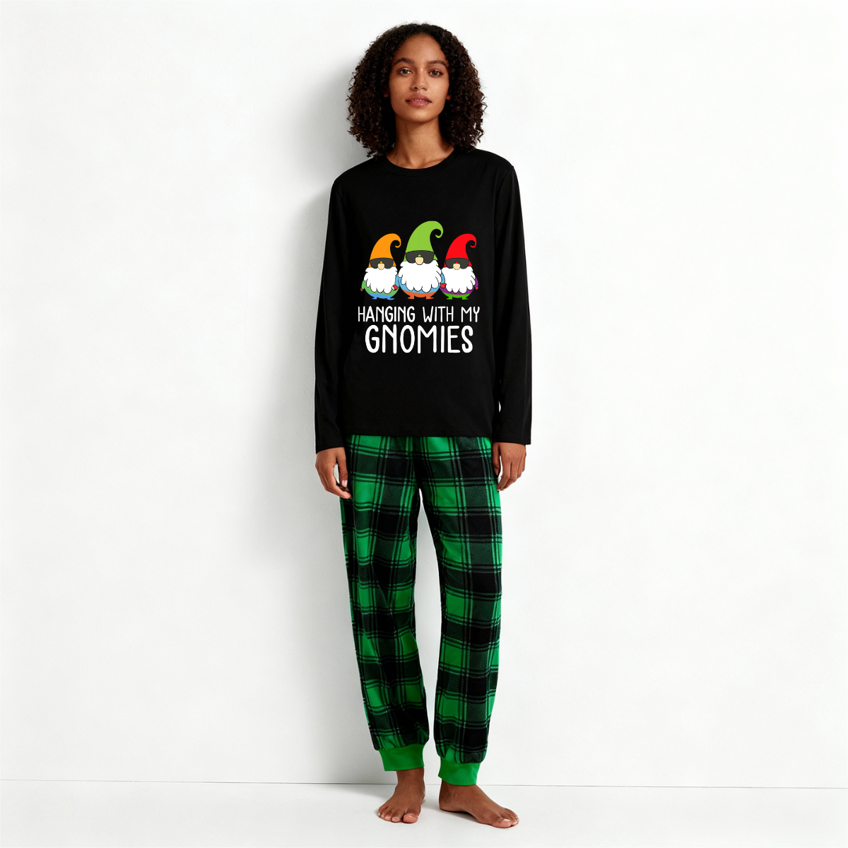 WW | Three Santas "HANGING WITH MY GNOMIES" Monogram-Druck Schwarz Langärmliges Oberteil mit Vintage Grün und Schwarz Großes Karomuster Familie Passende Pyjamas
