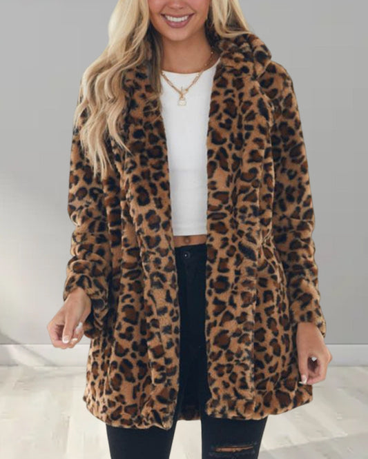 WildElegance: Plüschjacke mit Leopardenmuster