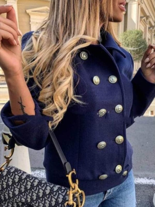 WW | Kurze Designerjacke mit goldenen Knöpfen