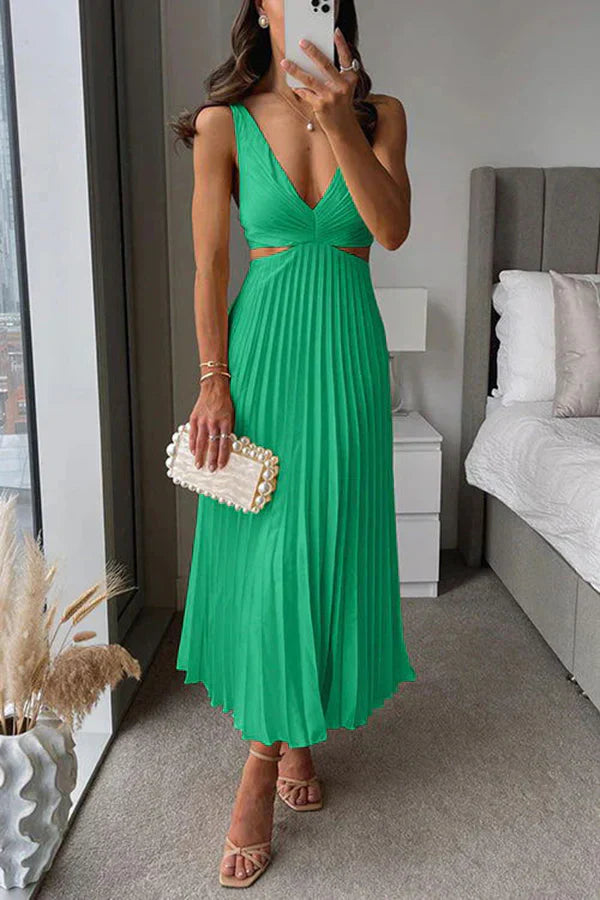 Xenia - Midsummer dress with pleats and tailored cut