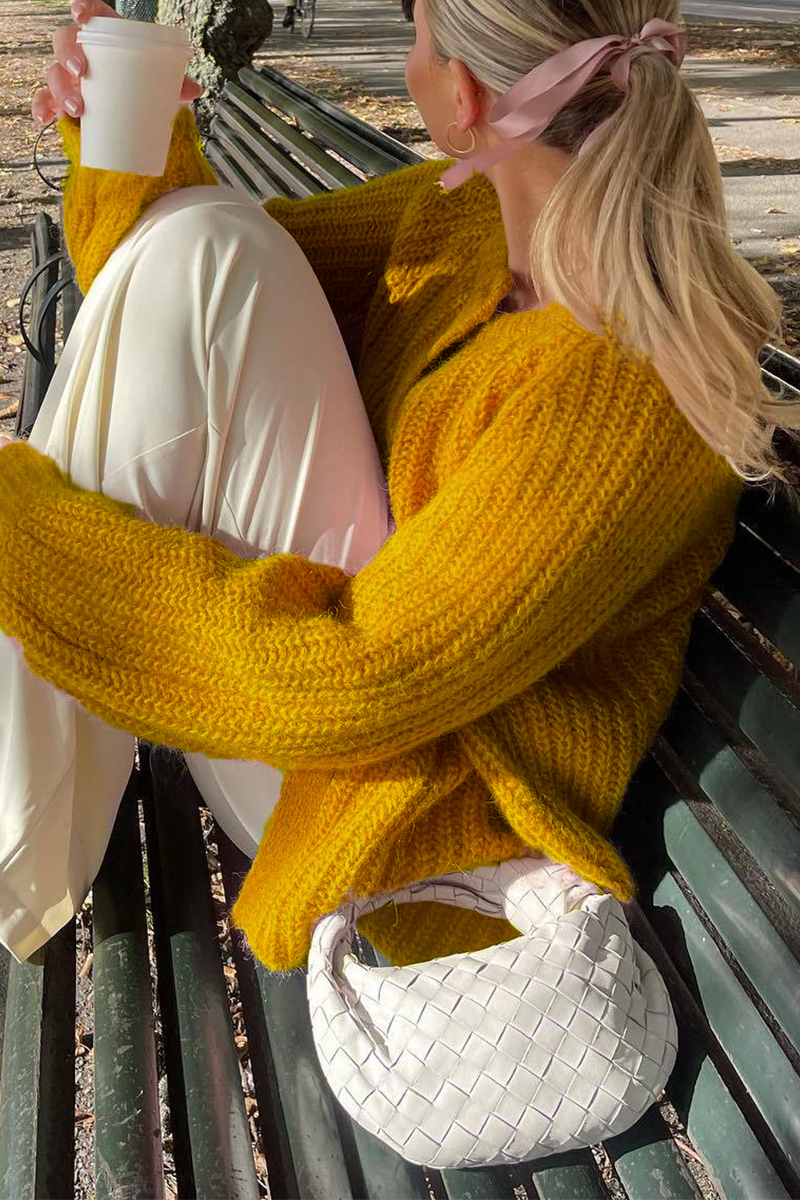 WW | Casual knit sweater with buttons and round neckline. Outerwear