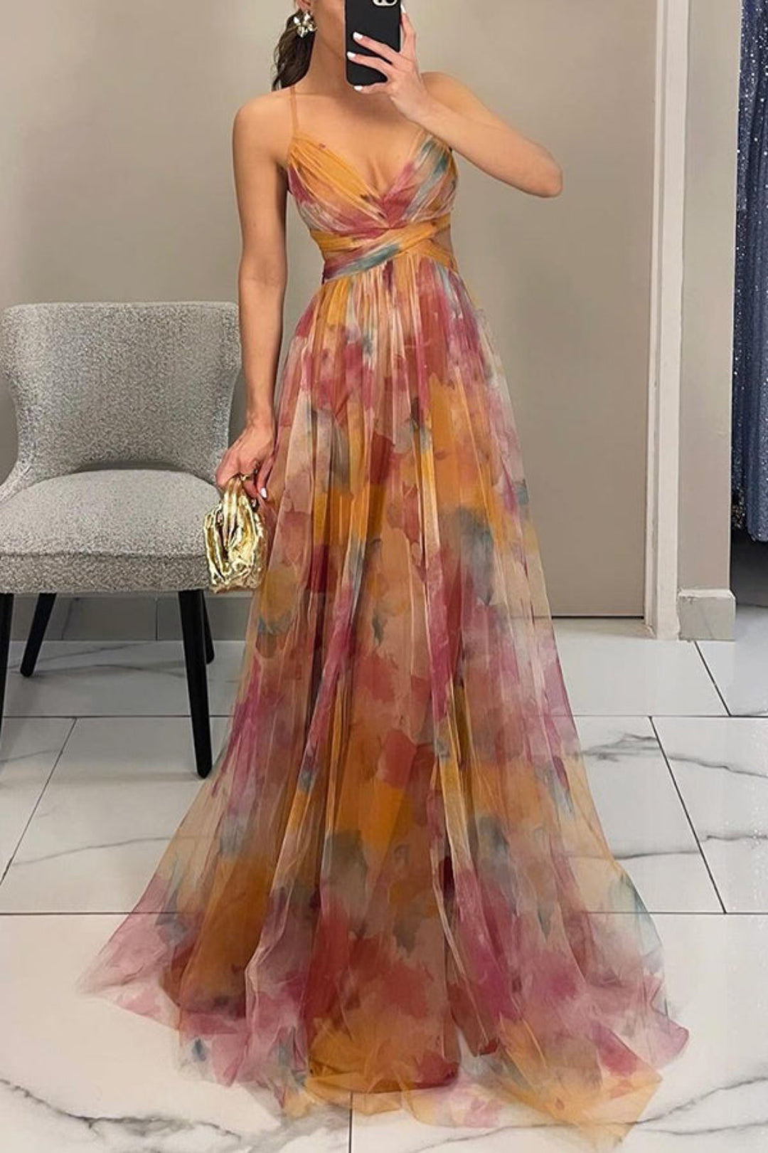 Elegant long dress with a pattern and adjustable details for a sophisticated look