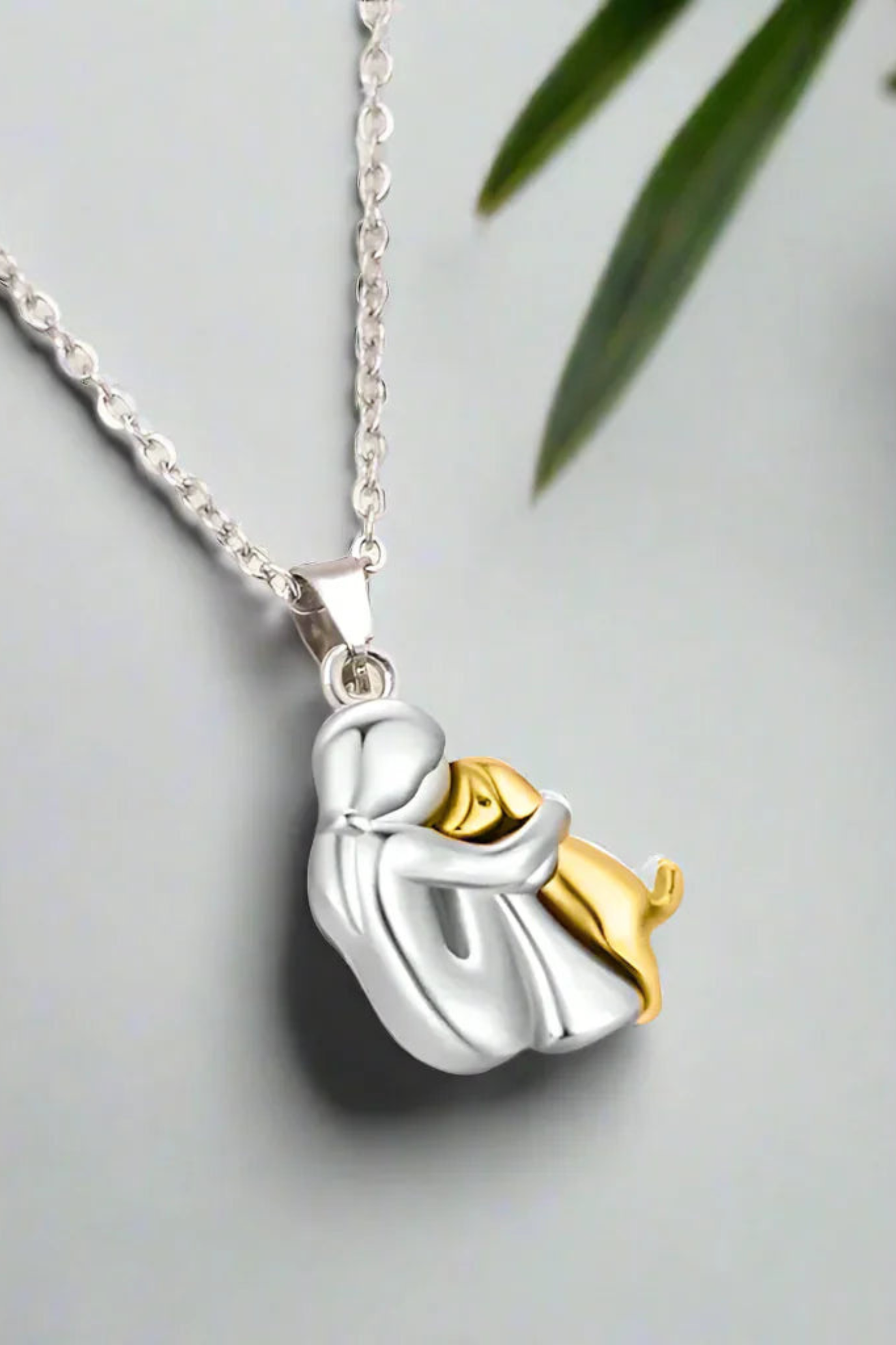 Xian | Hug Pendant Necklace