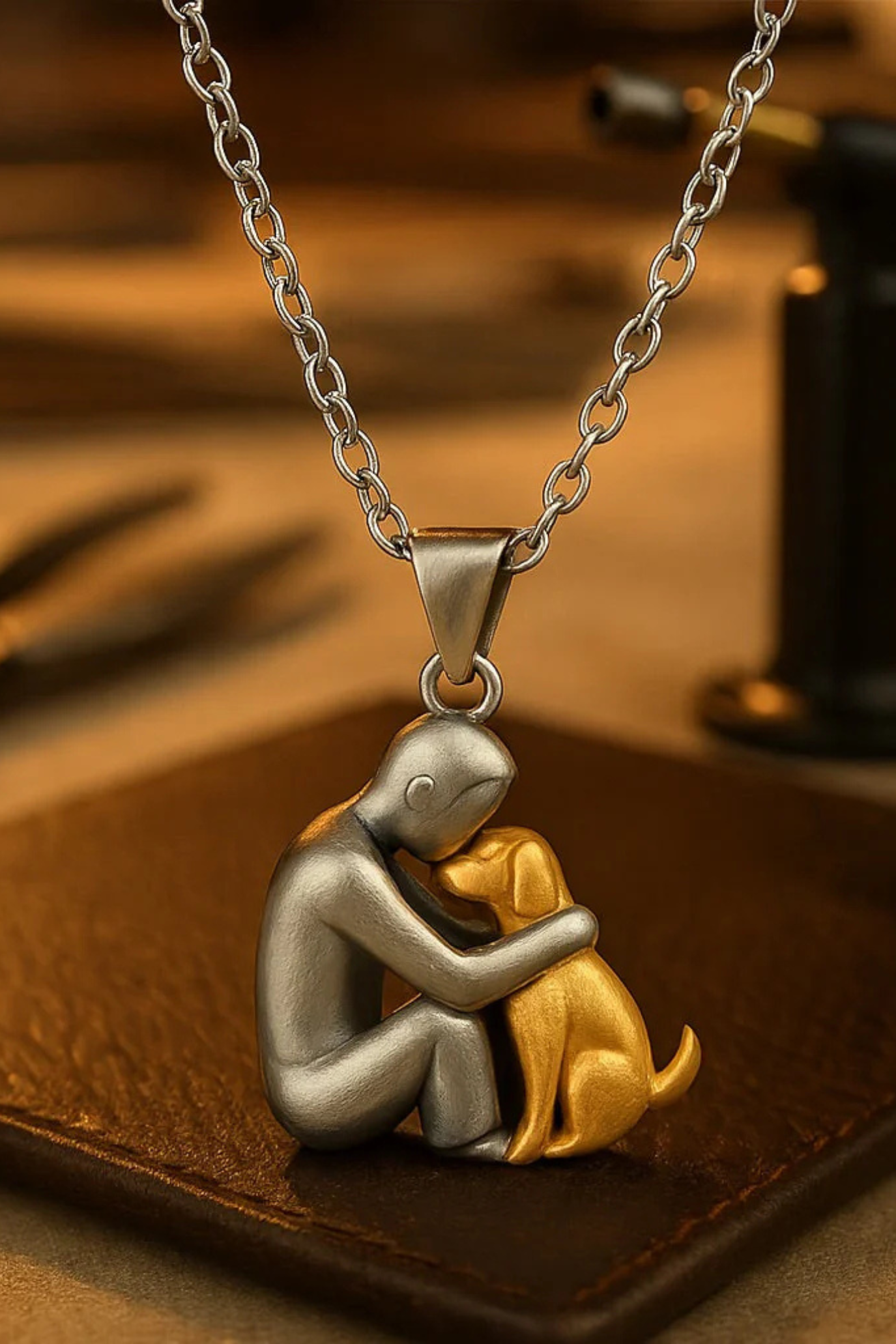 Xian | Hug Pendant Necklace