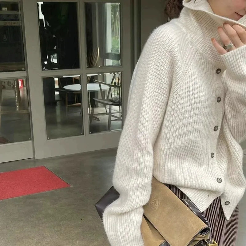 WW | Cosy knitted turtleneck sweater with buttons