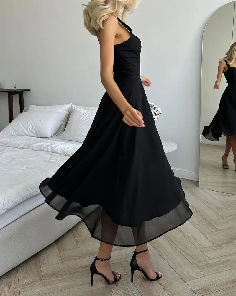 Daniela - Elegant dress with square neckline and solid color design