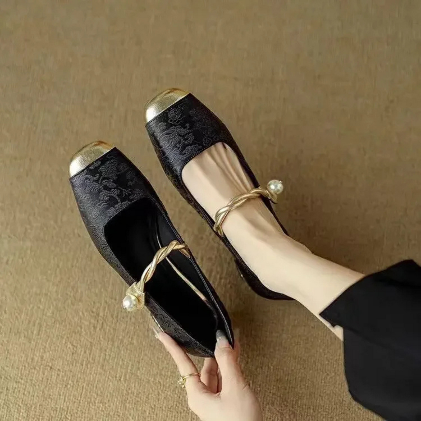Elva Pumps with Pearl Detail - Black