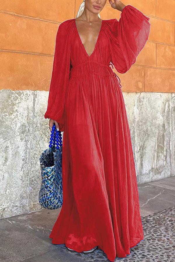 Langes blaues Kleid mit Puffärmeln und geraffter Taille