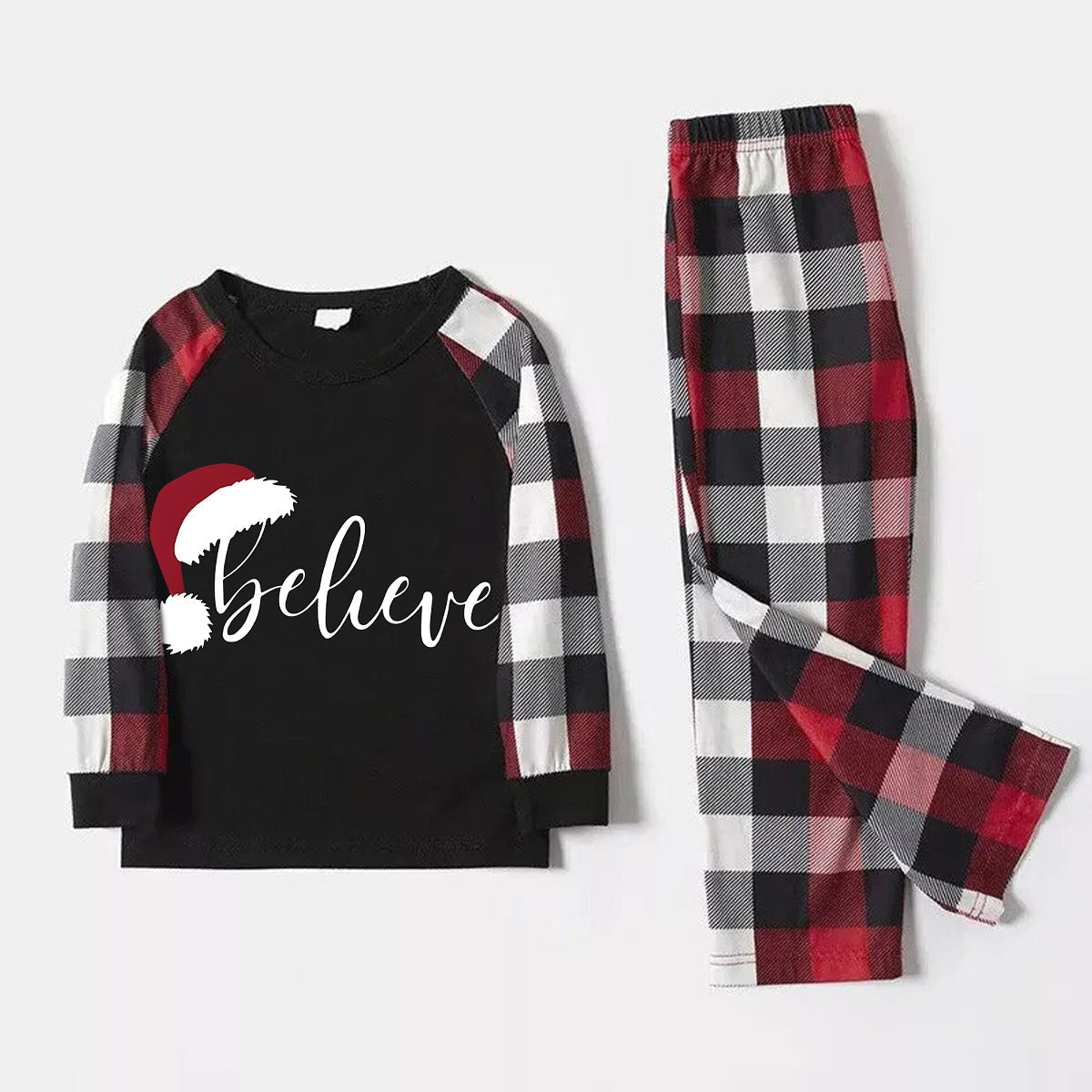WW | Weihnachtsmütze und 'Believe' Buchstabenprint gemusterte Karo-Ärmel Kontrastoberteile und rote & schwarze & weiße Karohosen Familien-Pyjama-Set mit Hundebandana