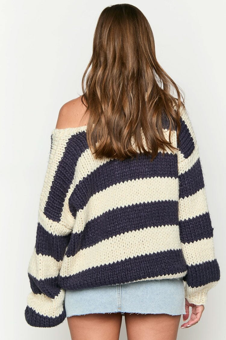 WW | Kuscheliger schulterfreier gestreifter Strickpullover für herbstliche Lagenlooks