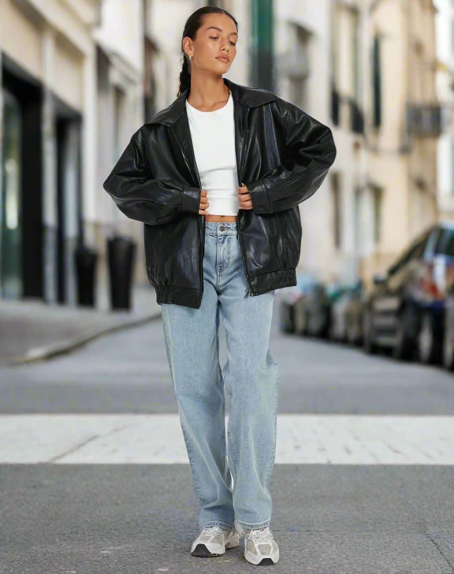 WW | braun leder oversize mit schwarzem schlichtem top und kariertem minirock für frauen