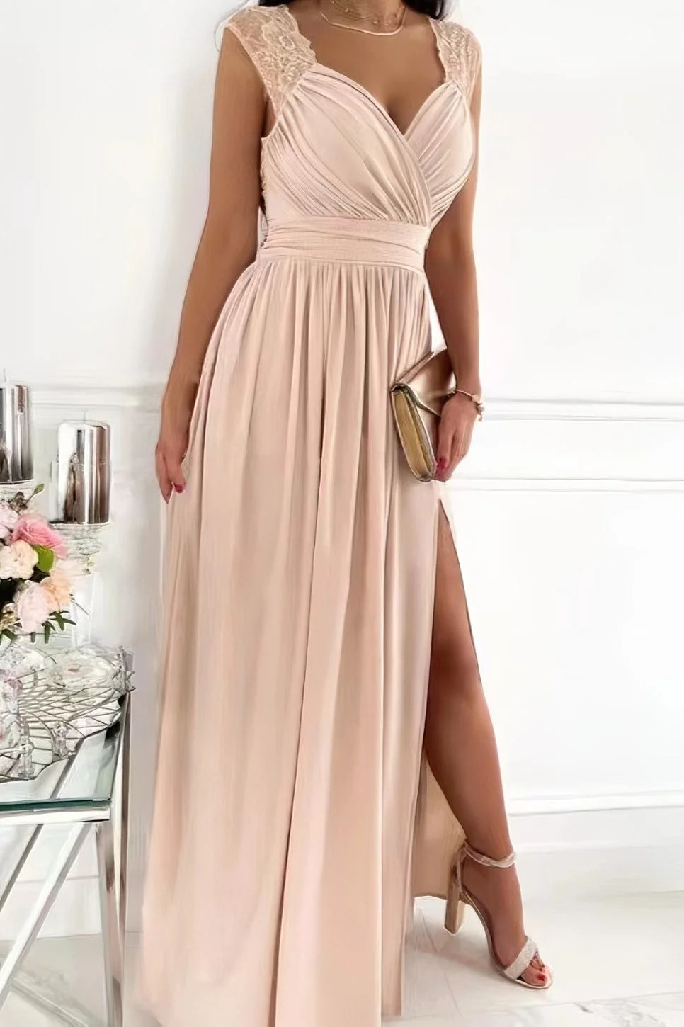 Malena – Ärmelloses Spitzenkleid mit Schlitz am Saum und Rückenausschnitt