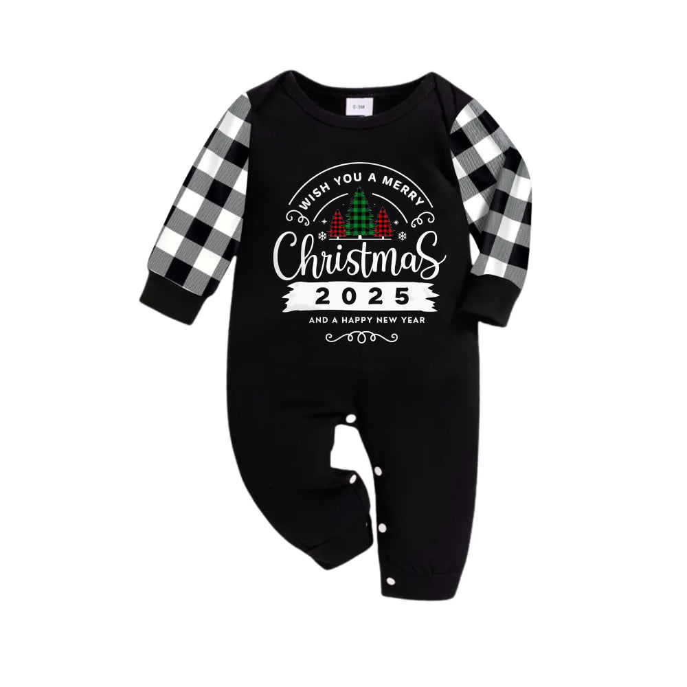 WW | Schwarz-weiß kariertes Weihnachts-Pyjama-Set mit Weihnachtsbaum und dem Textdruck "We Wish You A Merry Christmas 2025"