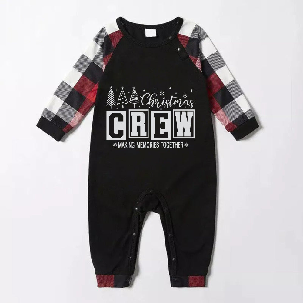 WW | Weihnachtsfamilien-Matching-Pyjama - Rote und graue karierte Pjs mit „Christmas Crew Making Memories Together“ Druck