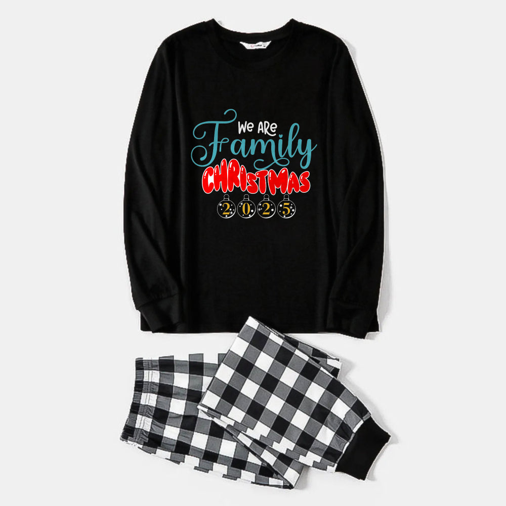 WW | Schwarzes und Weißes Karomuster Weihnachts-Pyjama-Set Mit "Wir Sind Eine Familie Weihnachten 2025" Bunter Druck