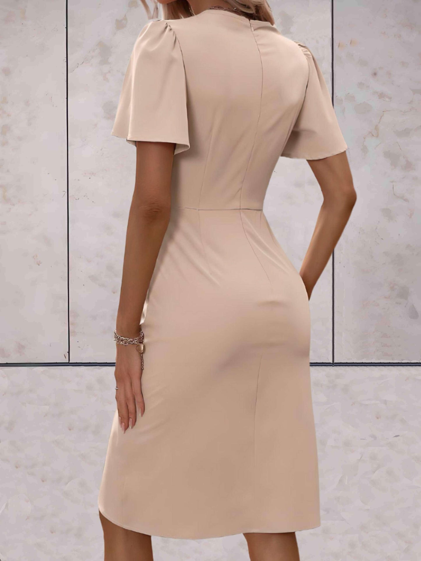 WW | Eng anliegendes Kleid mit ausgestellten Ärmeln für Frauen