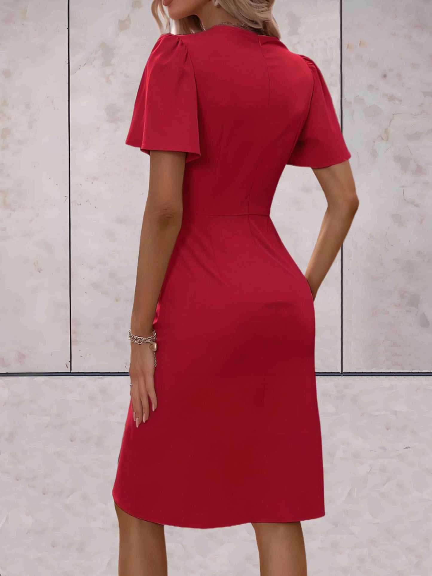 WW | Eng anliegendes Kleid mit ausgestellten Ärmeln für Frauen