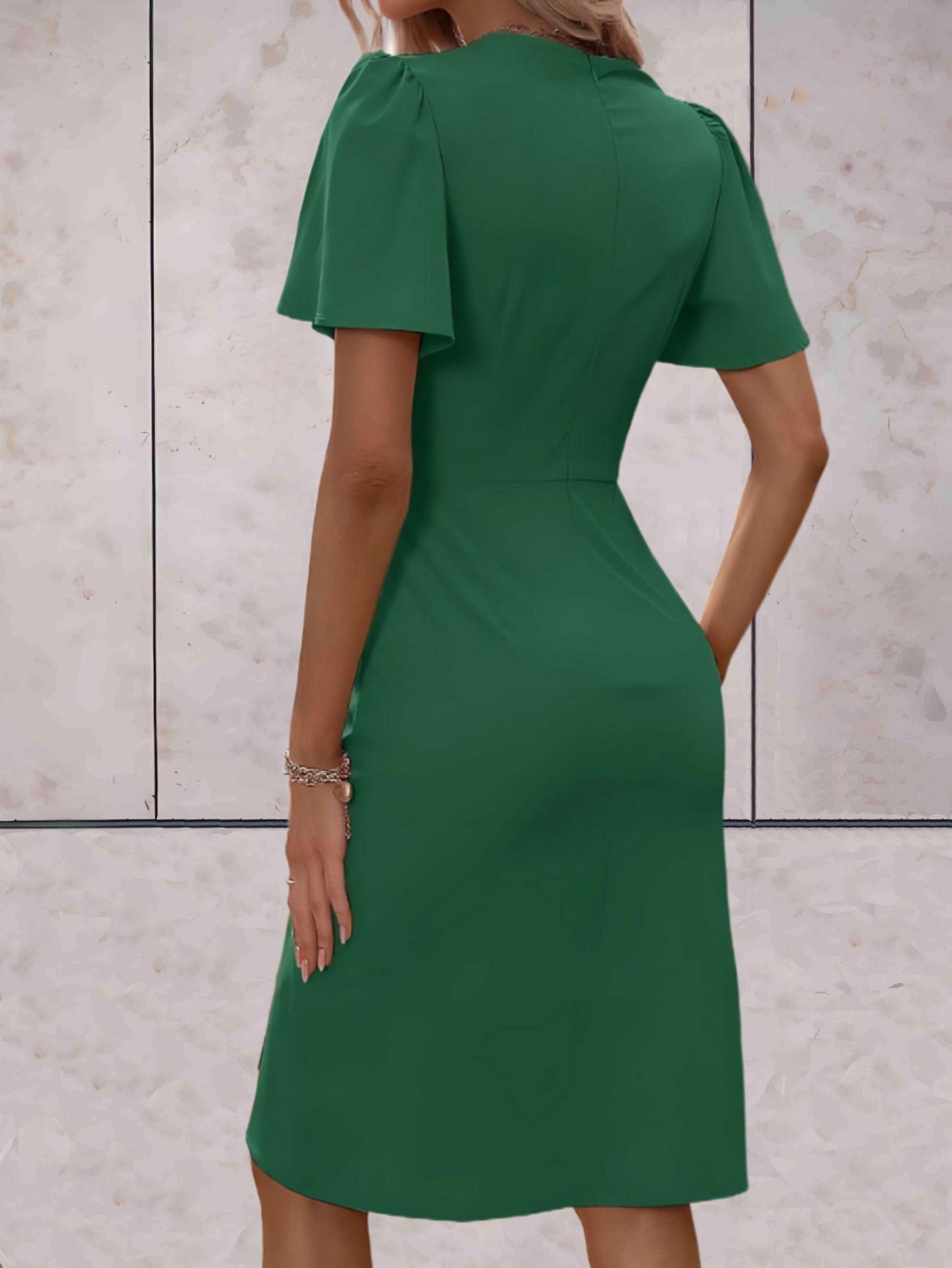 WW | Eng anliegendes Kleid mit ausgestellten Ärmeln für Frauen