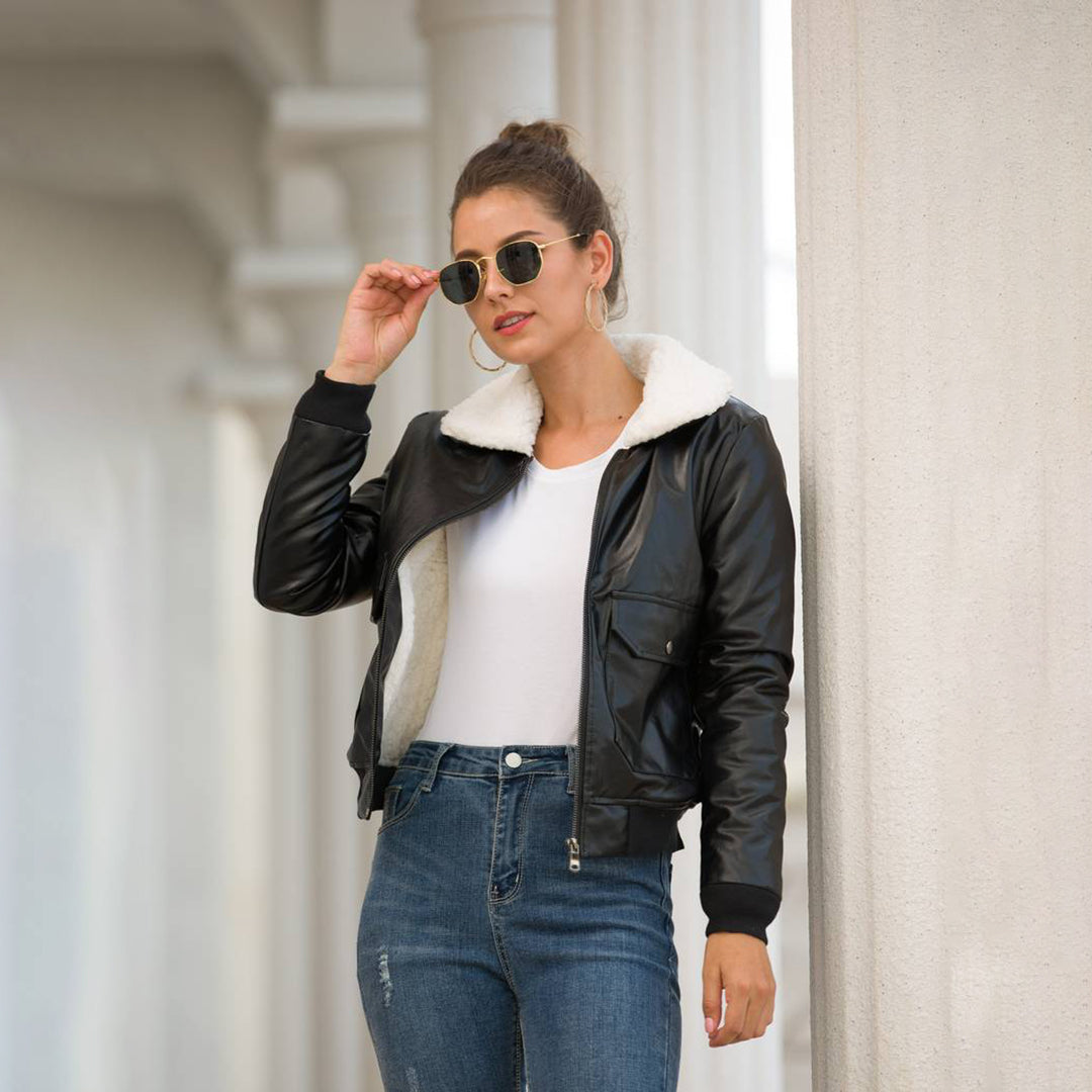 Winterchic: EMMA's Lederjacke mit Pelzkragen