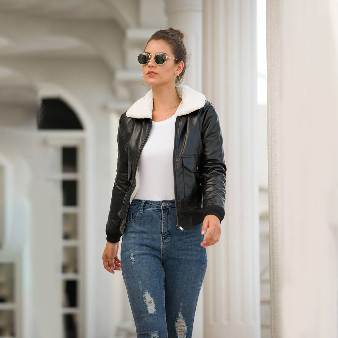 Winterchic: EMMA's Lederjacke mit Pelzkragen