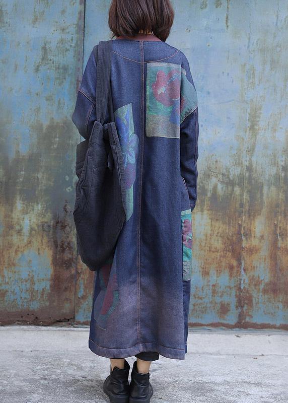 WW | blaue Drucke Fashion-Trenchcoat Inspiration zwei große Taschen dicke Mäntel