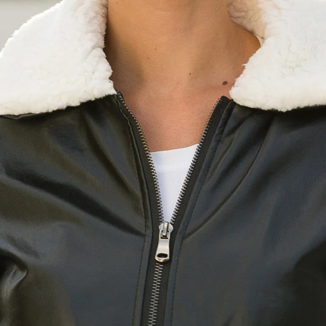 Winterchic: EMMA's Lederjacke mit Pelzkragen