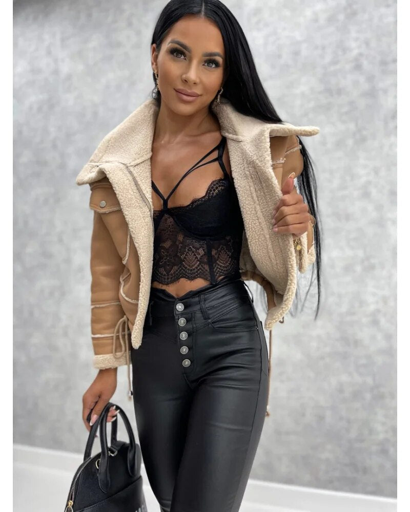 WW | Damen Kurze Winterjacke mit Kunstfell und Reißverschluss