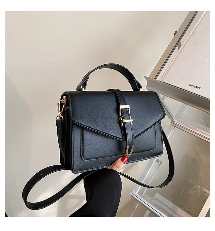 WW | Classic Shoulder Bag with Buckle
