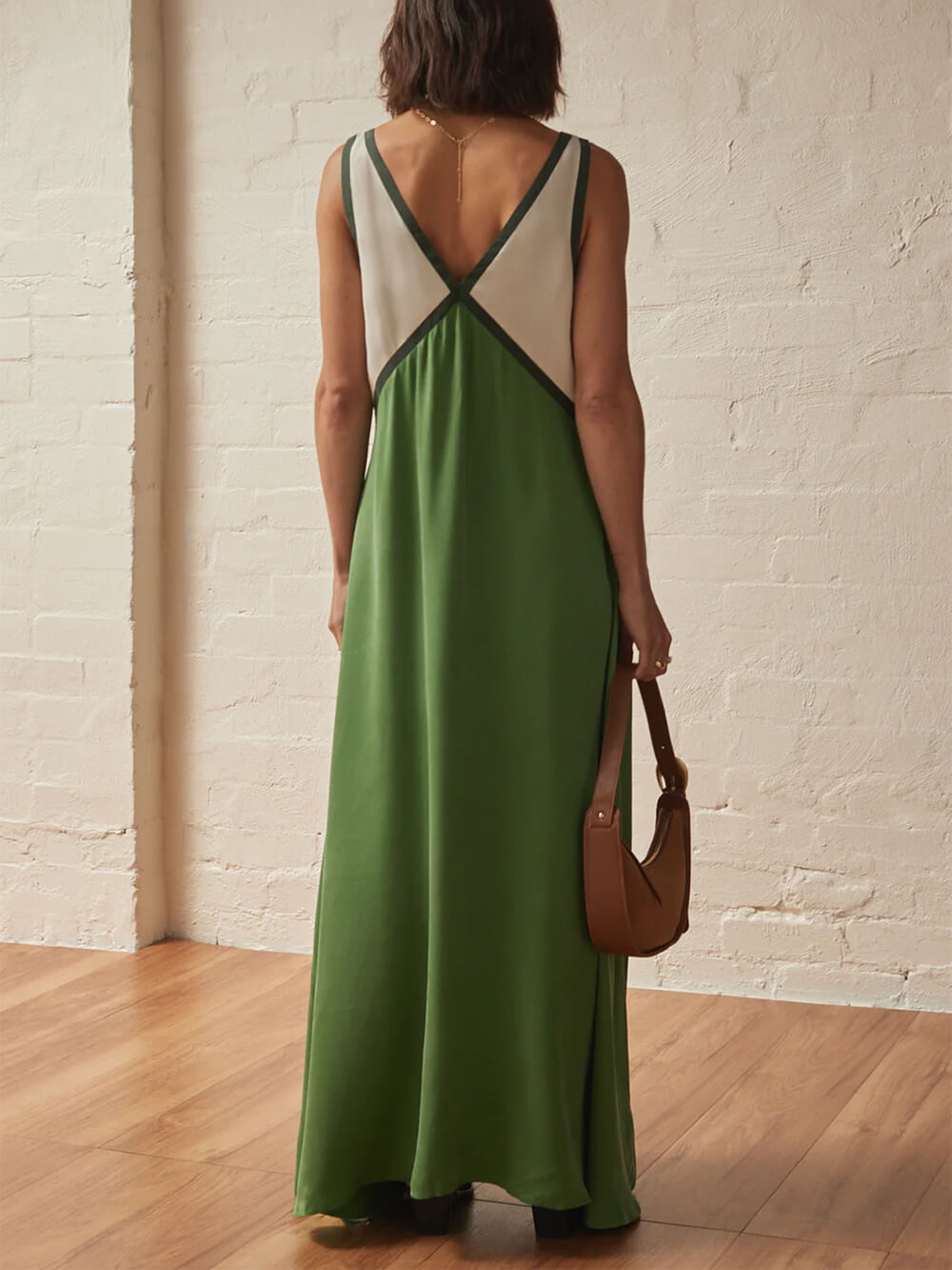 Dress with V-neck and contrasting color inserts in a chic design