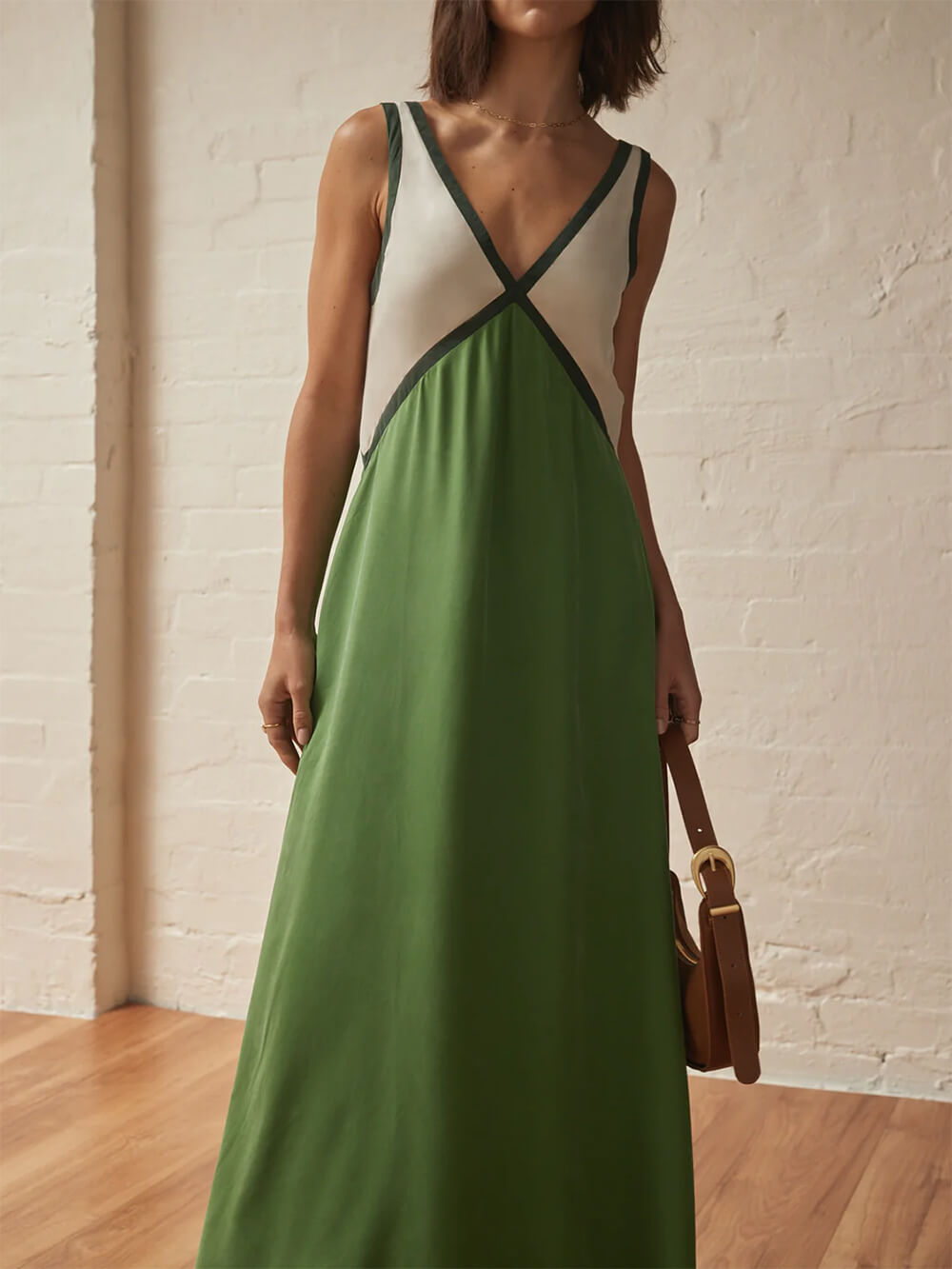 Dress with V-neck and contrasting color inserts in a chic design