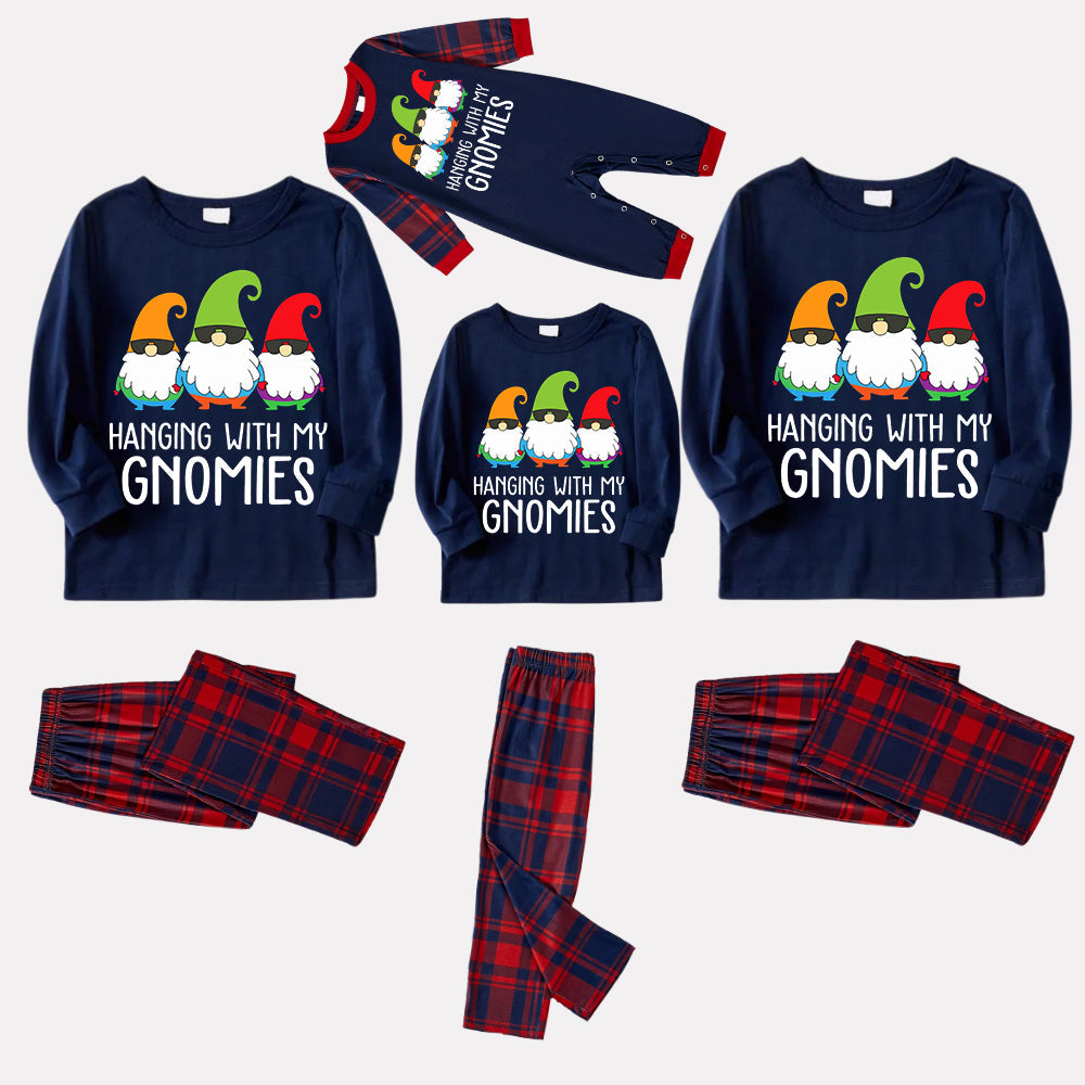 WW | Drei Weihnachtsmänner "HANGING WITH MY GNOMIES" Monogramm Druck Blau Langarmoberteil mit klassischen roten und blauen karierten Hosen Familie passende Pyjamas