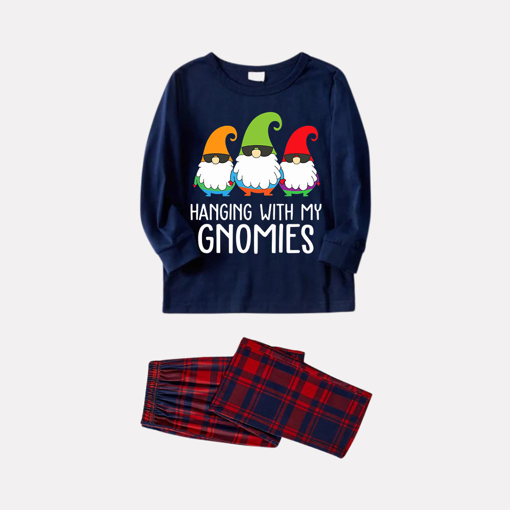 WW | Drei Weihnachtsmänner "HANGING WITH MY GNOMIES" Monogramm Druck Blau Langarmoberteil mit klassischen roten und blauen karierten Hosen Familie passende Pyjamas