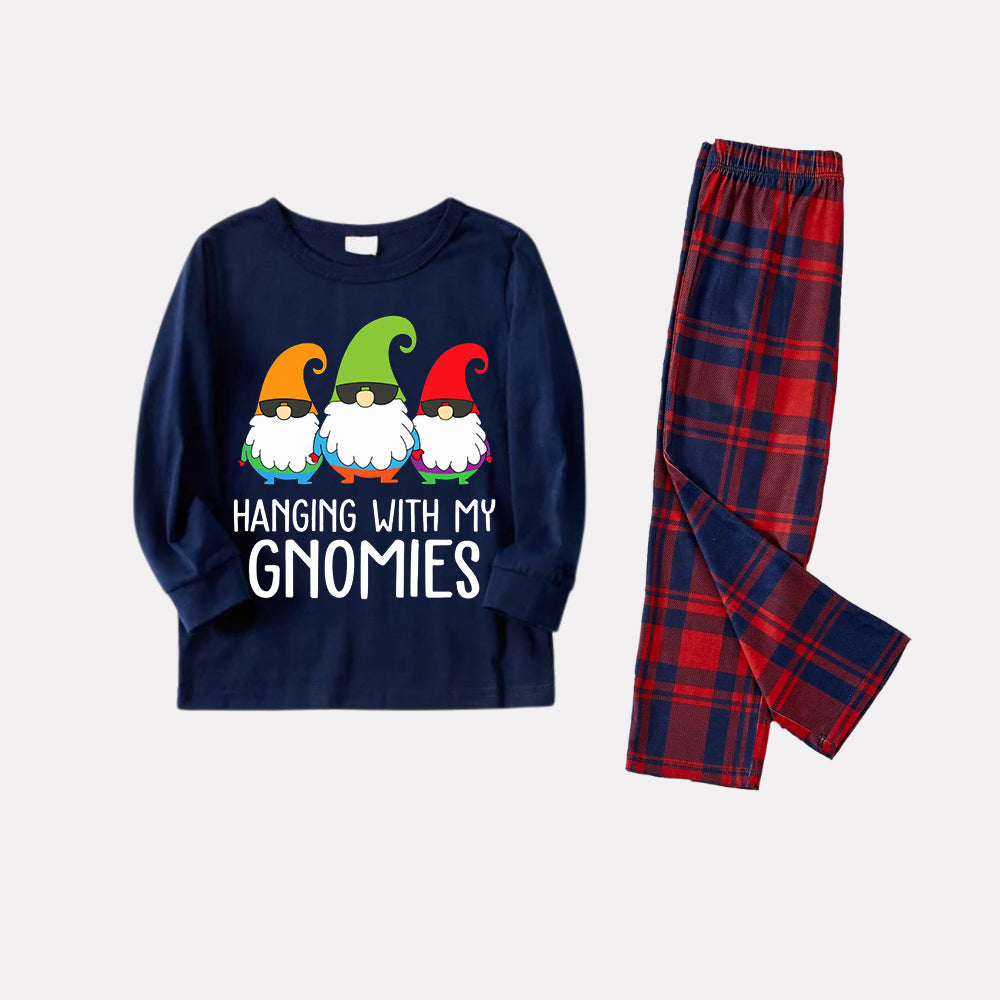WW | Drei Weihnachtsmänner "HANGING WITH MY GNOMIES" Monogramm Druck Blau Langarmoberteil mit klassischen roten und blauen karierten Hosen Familie passende Pyjamas