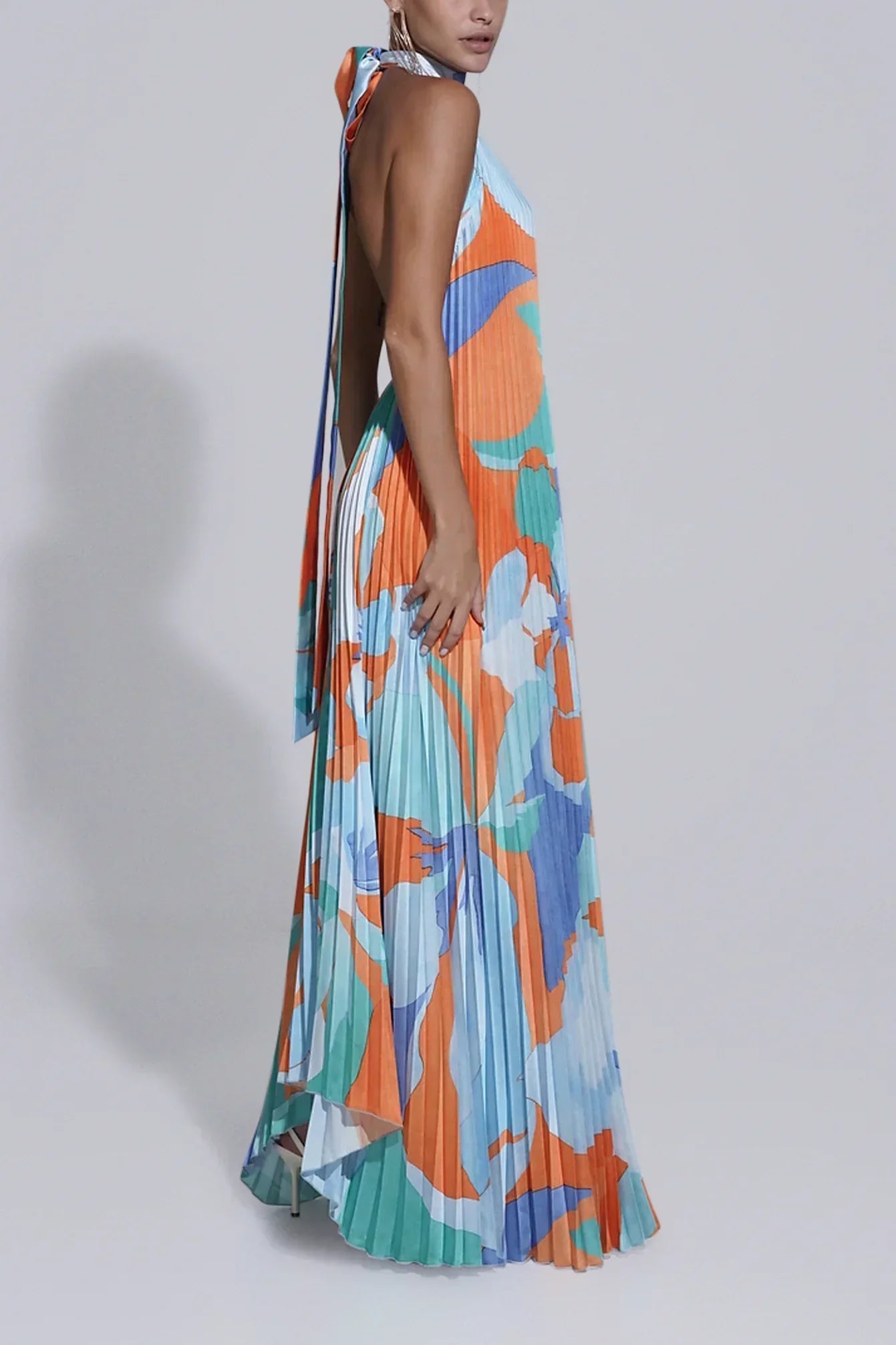 Shalia – Verführerisches Maxikleid mit Neckholder und Plisseefalten