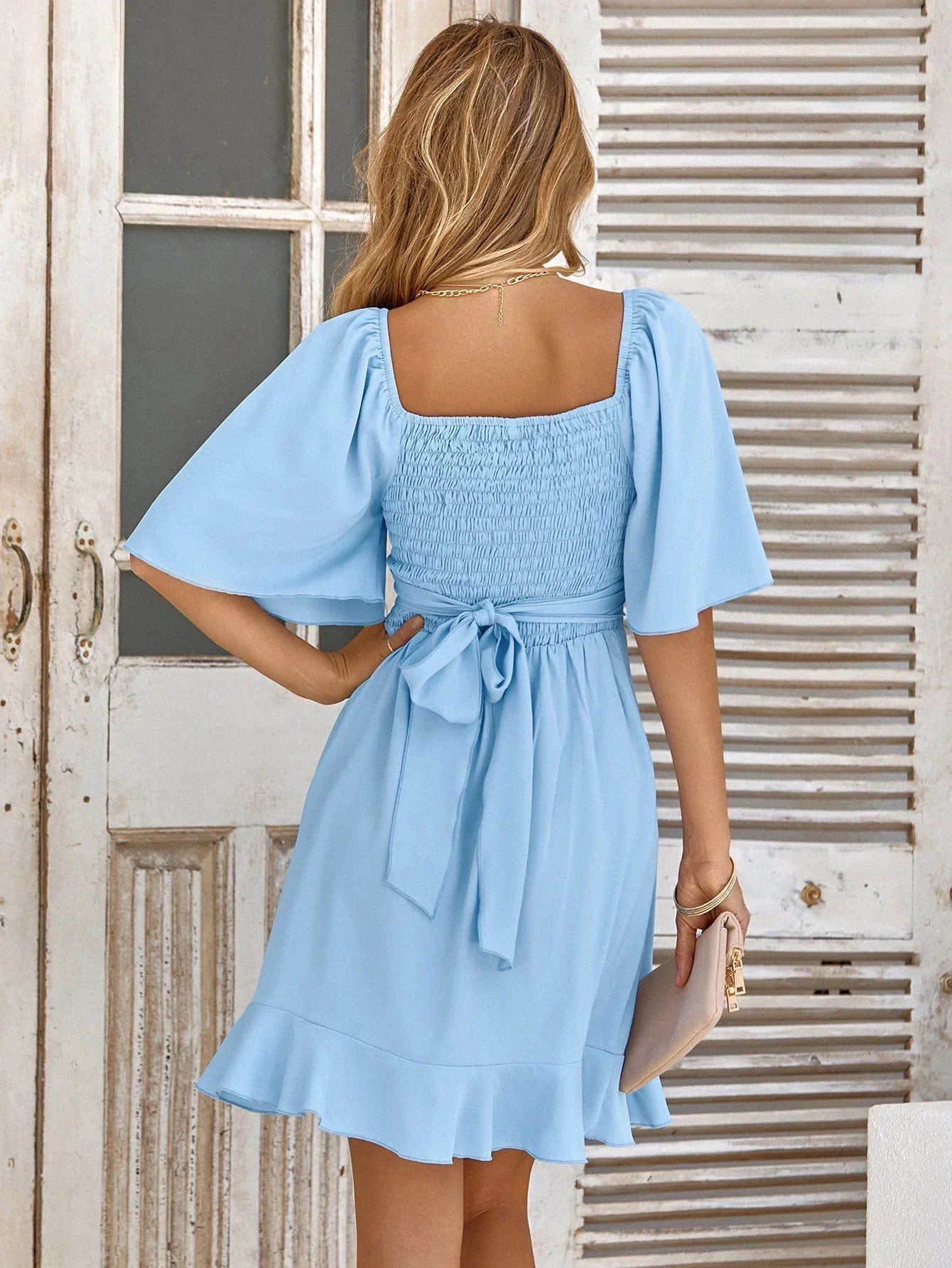 WW | Elegantes Kleid mit V-Ausschnitt und Rüschen Am Saum