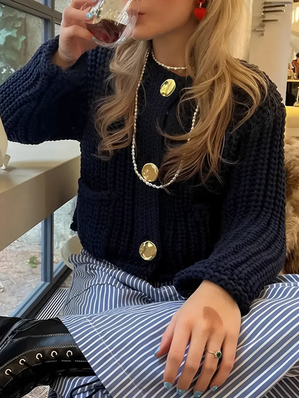 WW | Damen Strickcardigan mit goldenen Knöpfen und Vordertaschen im leichten Design