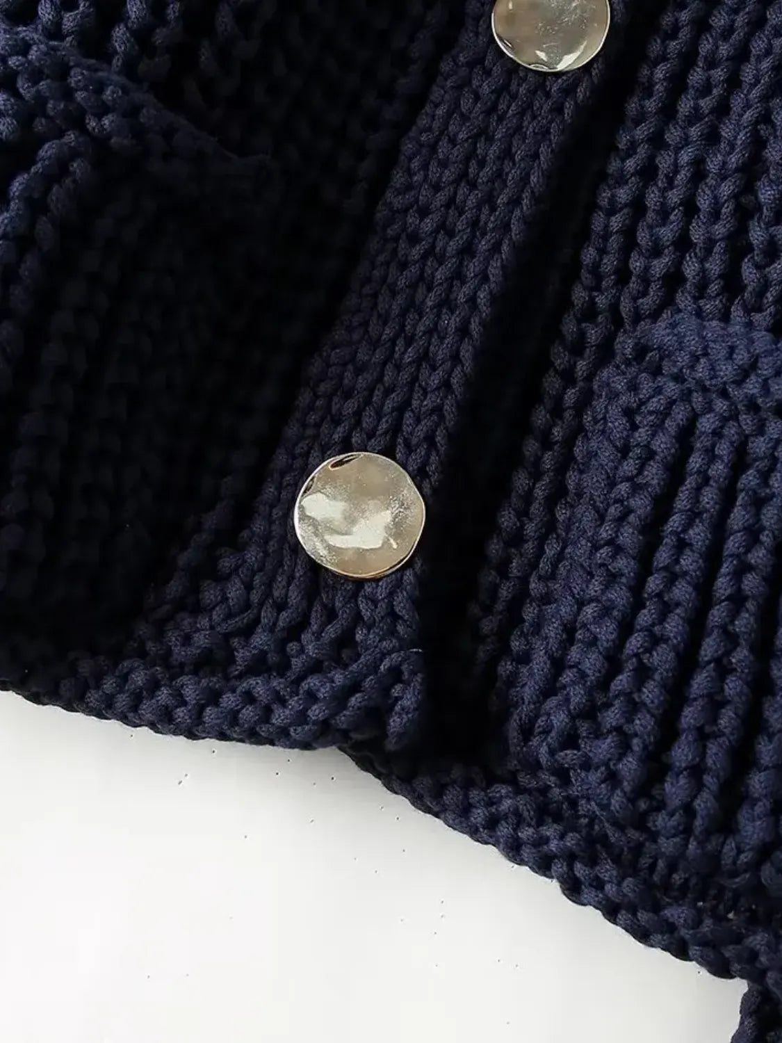 WW | Damen Strickcardigan mit goldenen Knöpfen und Vordertaschen im leichten Design