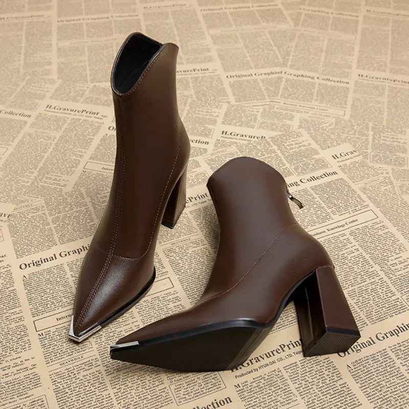 WW | Stylish Chelsea Boots with Chrome Toes