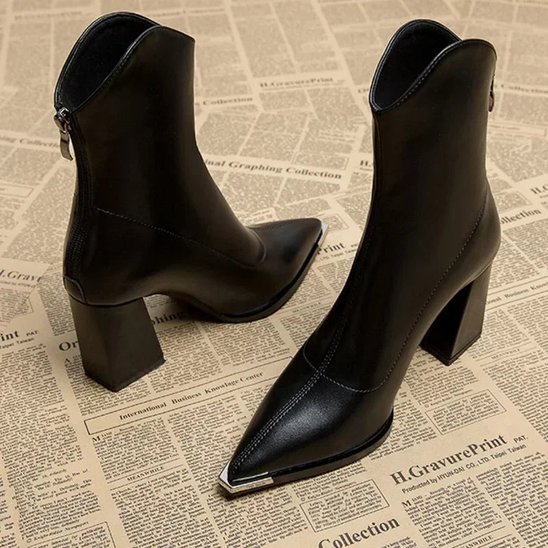 WW | Stylish Chelsea Boots with Chrome Toes