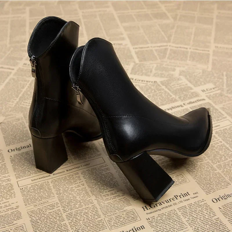 WW | Women's Stylish Chelsea Boots with Chrome Toe