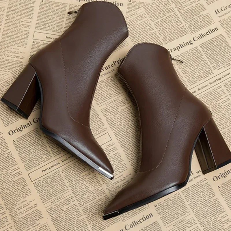 WW | Women's Stylish Chelsea Boots with Chrome Toe