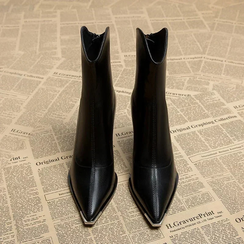 WW | Stylish Chelsea Boots with Chrome Toes