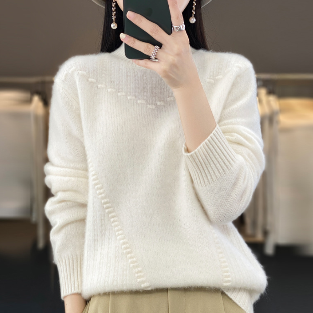 WW | Soft knitted sweater with diagonal seam detailing