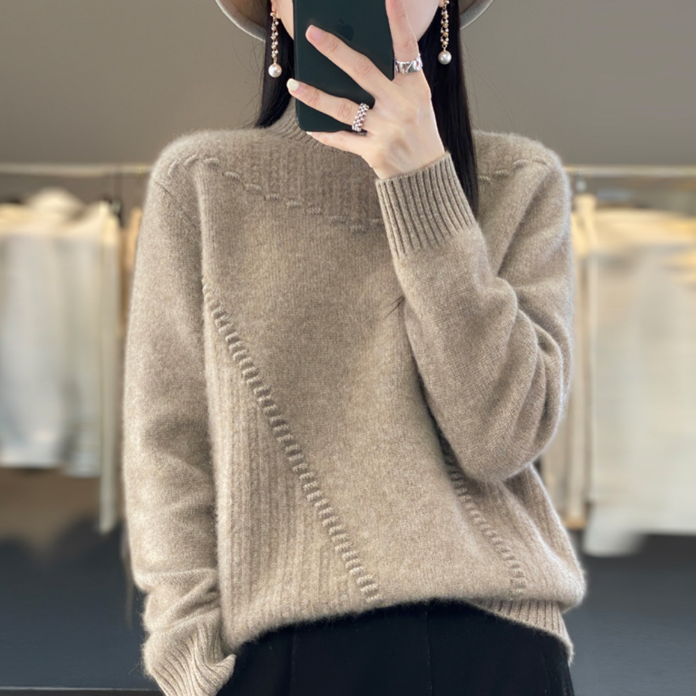 WW | Soft knitted sweater with diagonal seam detailing