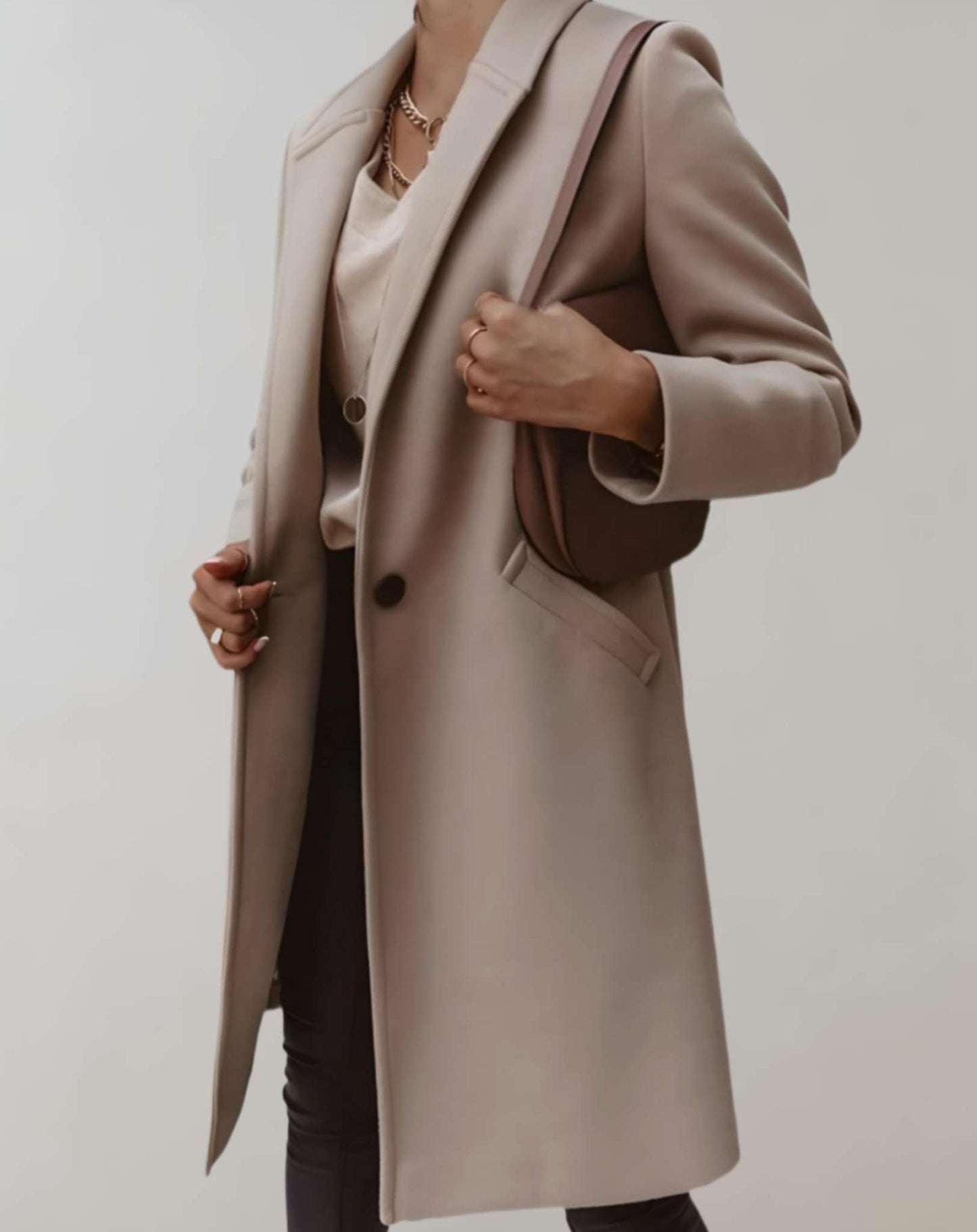 WW | Elegant trench coat with simple button fastening and pockets